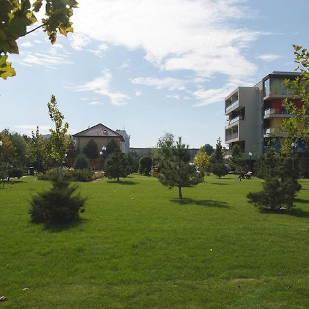 Airport Residence - Apartment Across From Otopeni Airport Kültér fotó